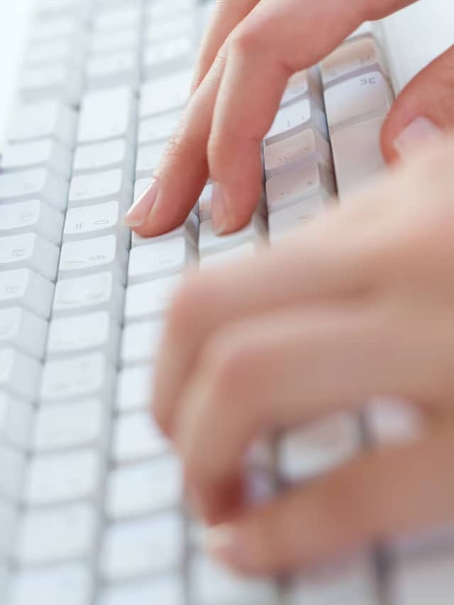 Текстовый промпт, который пишется для инструктирования AI сменщика одежды.